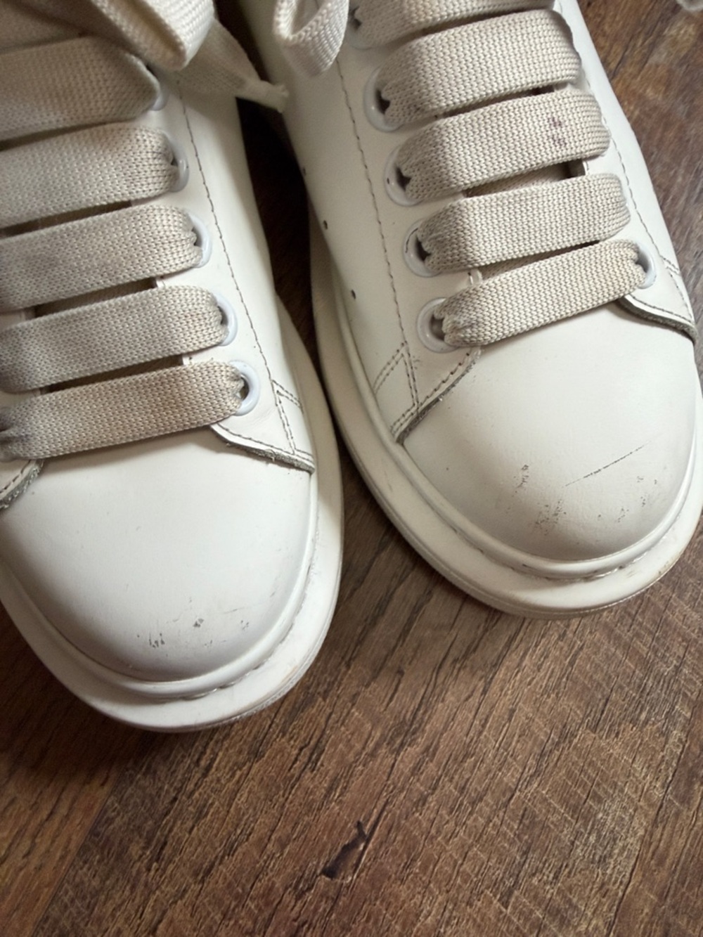 Alexander McQueen Cream Leather Low-Top Sneakers - Picture 7 of 10